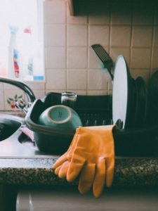 les tâches ménagères font partie des règles de la vie en famille